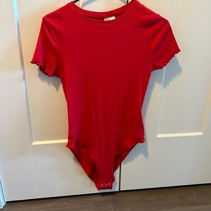 H&M red Ribbed Lettuce-Edge sleeves bodysuit medium